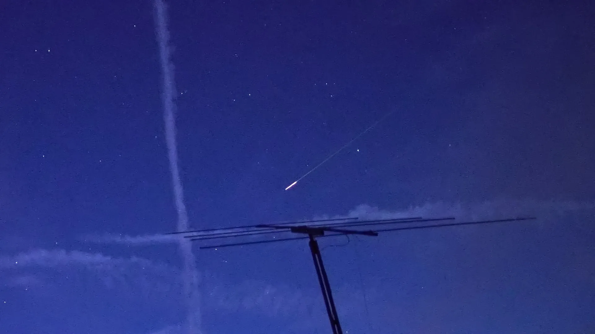 Meteor über einer Antenne am Nachthimmel